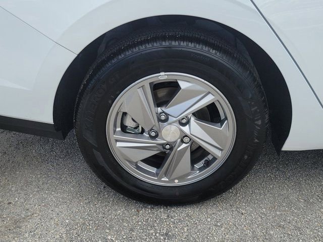 Certified 2025 Hyundai Elantra SE w/ Cargo Package FWD image 5