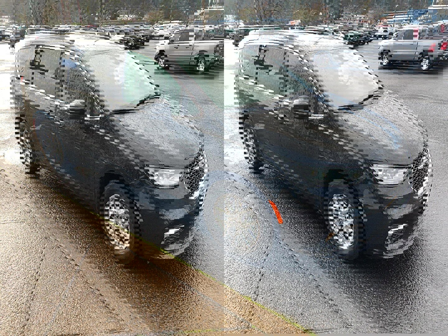 Used 2022 Chrysler Pacifica Touring-L image 3