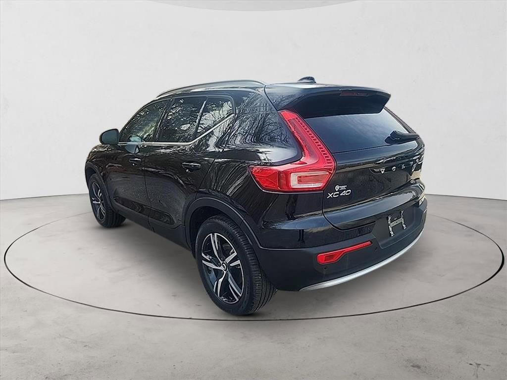 Certified 2025 Volvo XC40 B5 Core AWD/4WD image 3