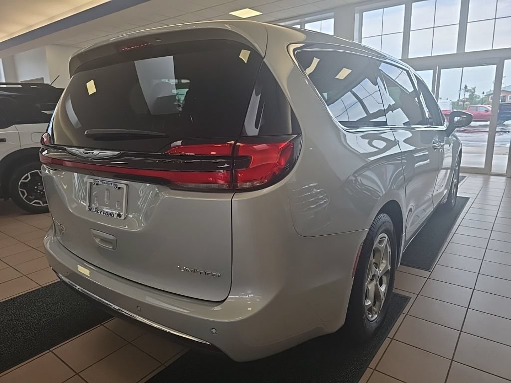 Used 2024 Chrysler Pacifica Limited FWD image 7