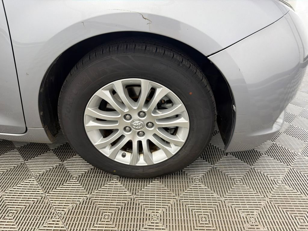 Used 2017 Toyota Sienna XLE FWD image 13