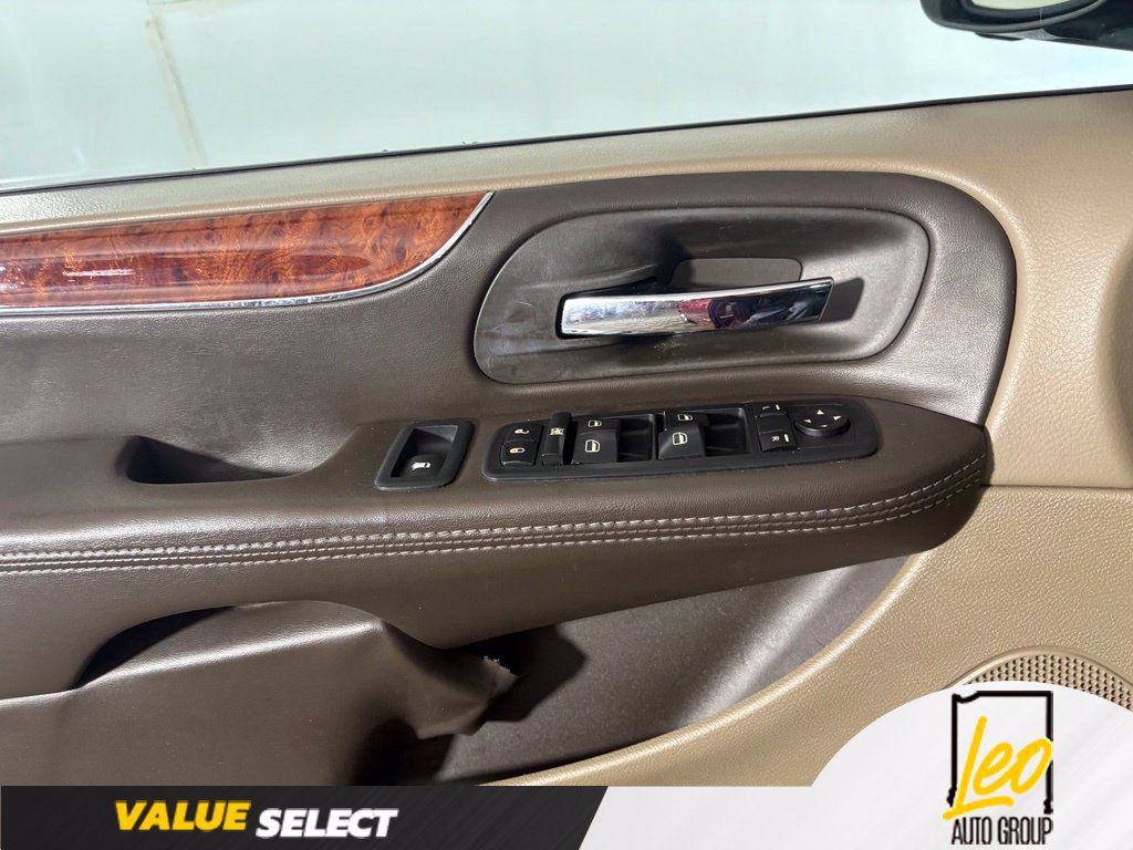 Used 2014 Chrysler Town & Country Touring-L FWD image 13