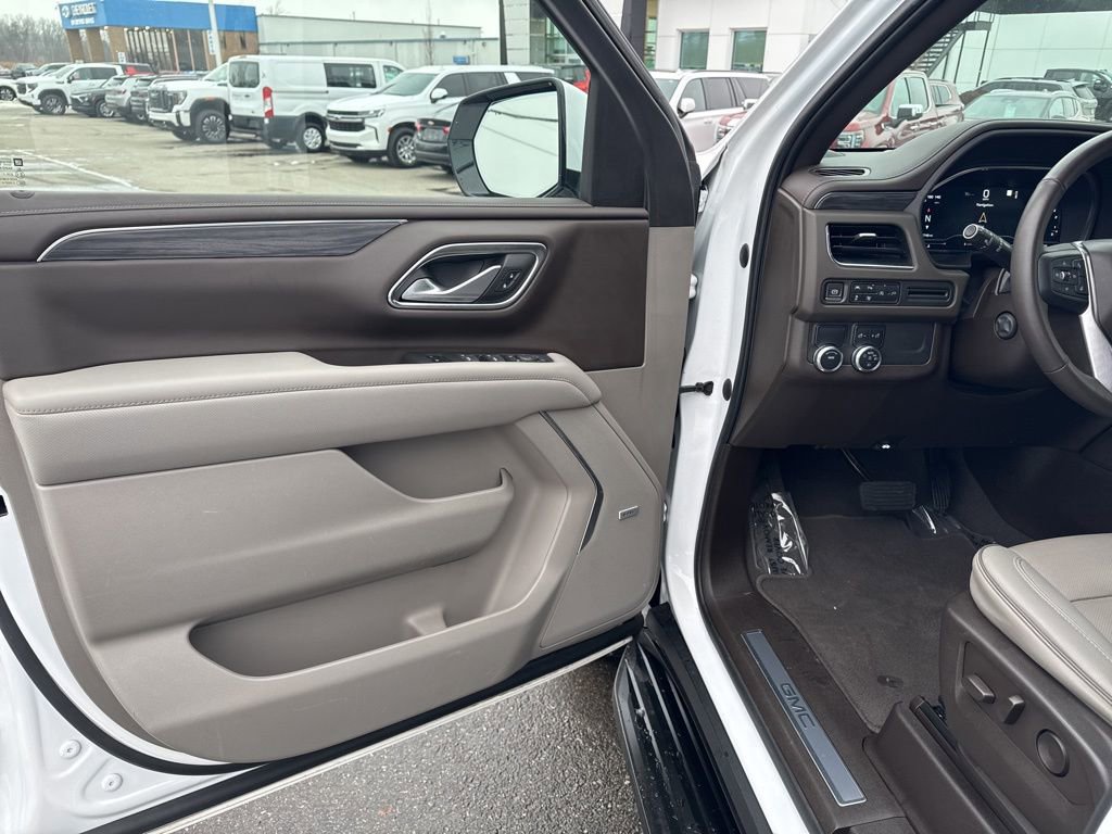 Used 2022 GMC Yukon XL SLT w/ SLT Luxury Package RWD image 28