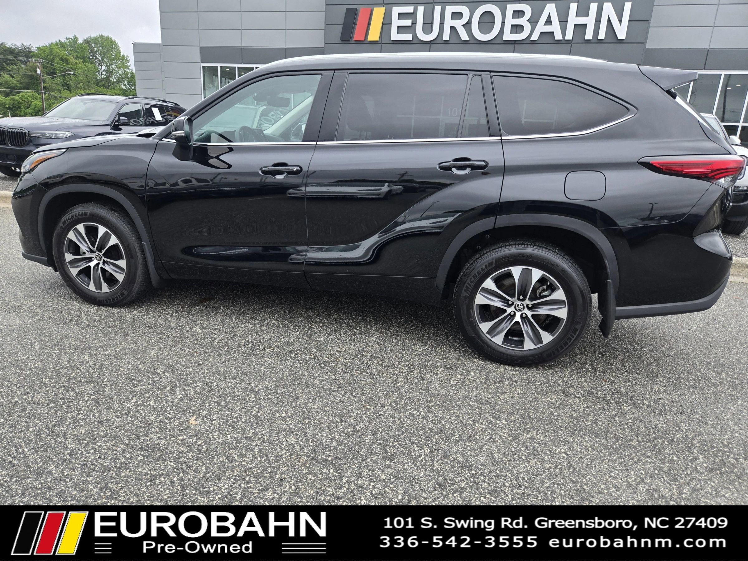 Used 2022 Toyota Highlander XLE AWD/4WD image 29