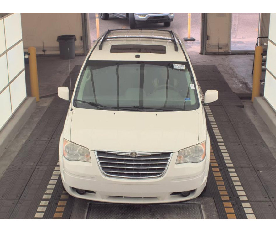 Used 2009 Chrysler Town & Country Touring image 2