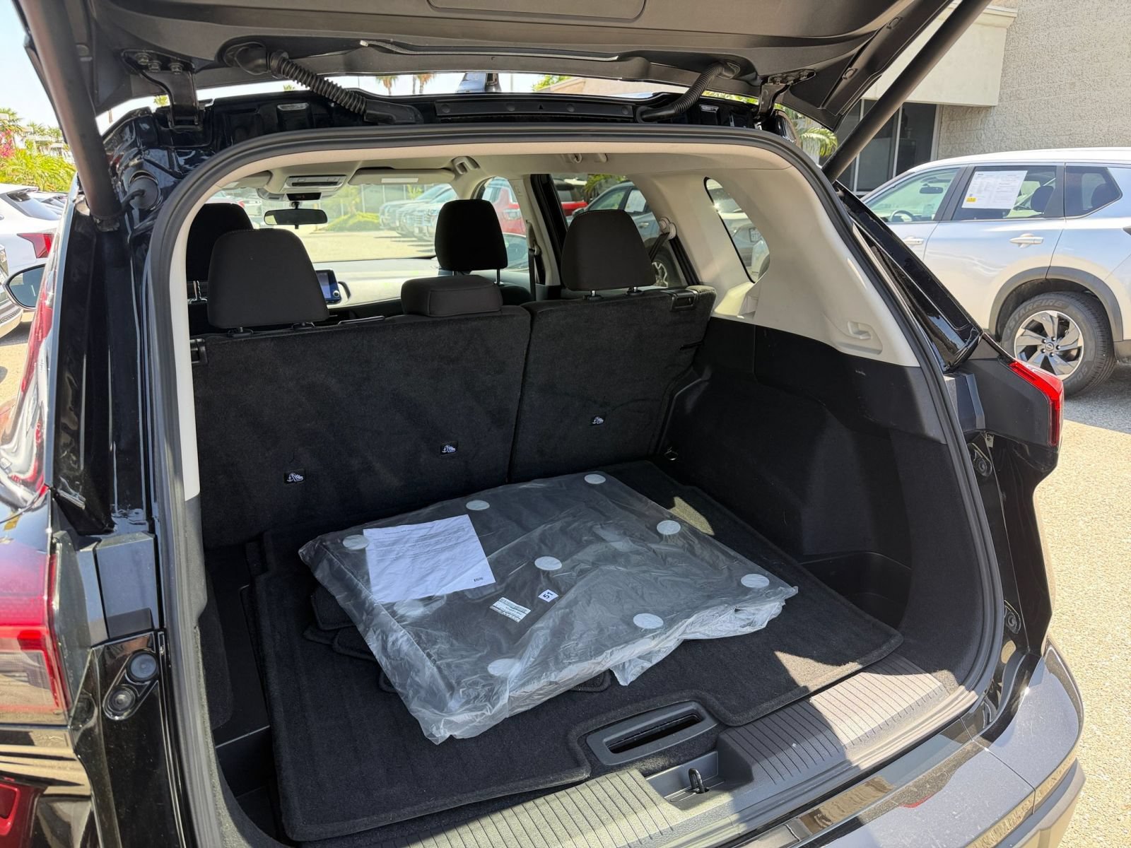 Used 2025 Nissan Rogue SV FWD image 33