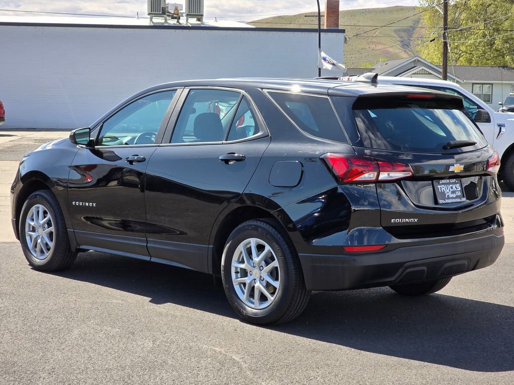 Used 2023 Chevrolet Equinox LS w/ LPO, Cargo Package FWD image 3