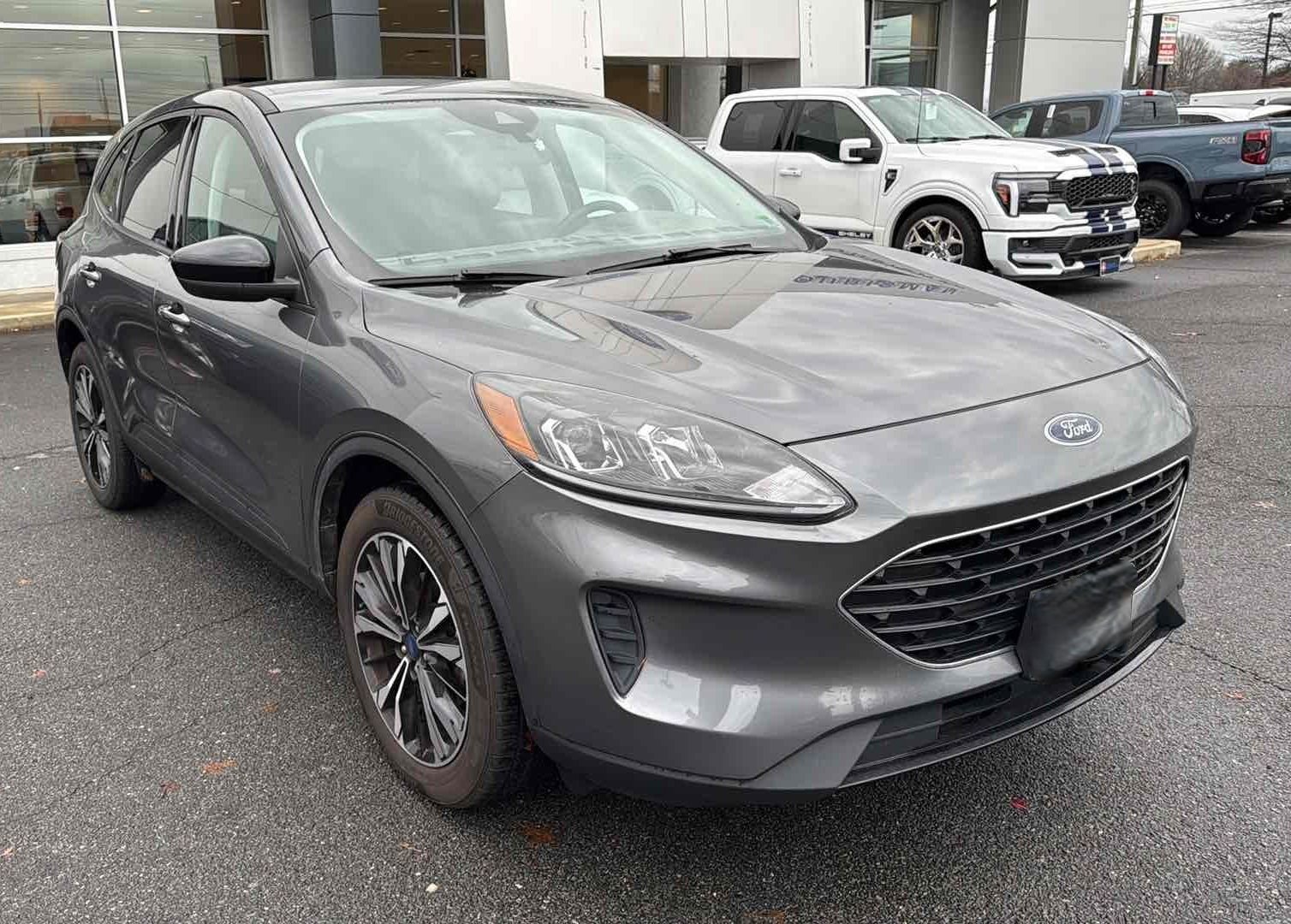 Used 2021 Ford Escape SE w/ SE Sport Appearance Package image 2