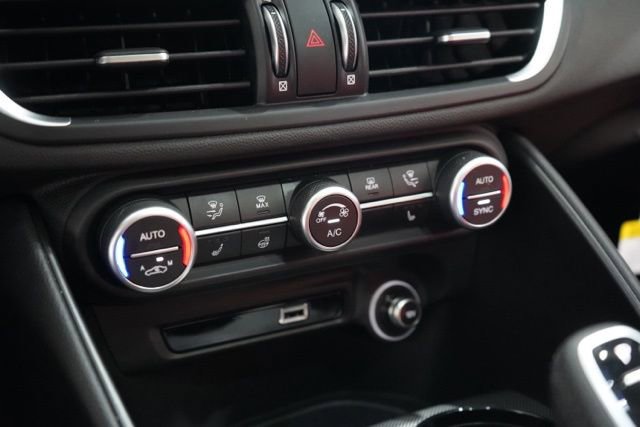 Used 2025 Alfa Romeo Giulia AWD image 28