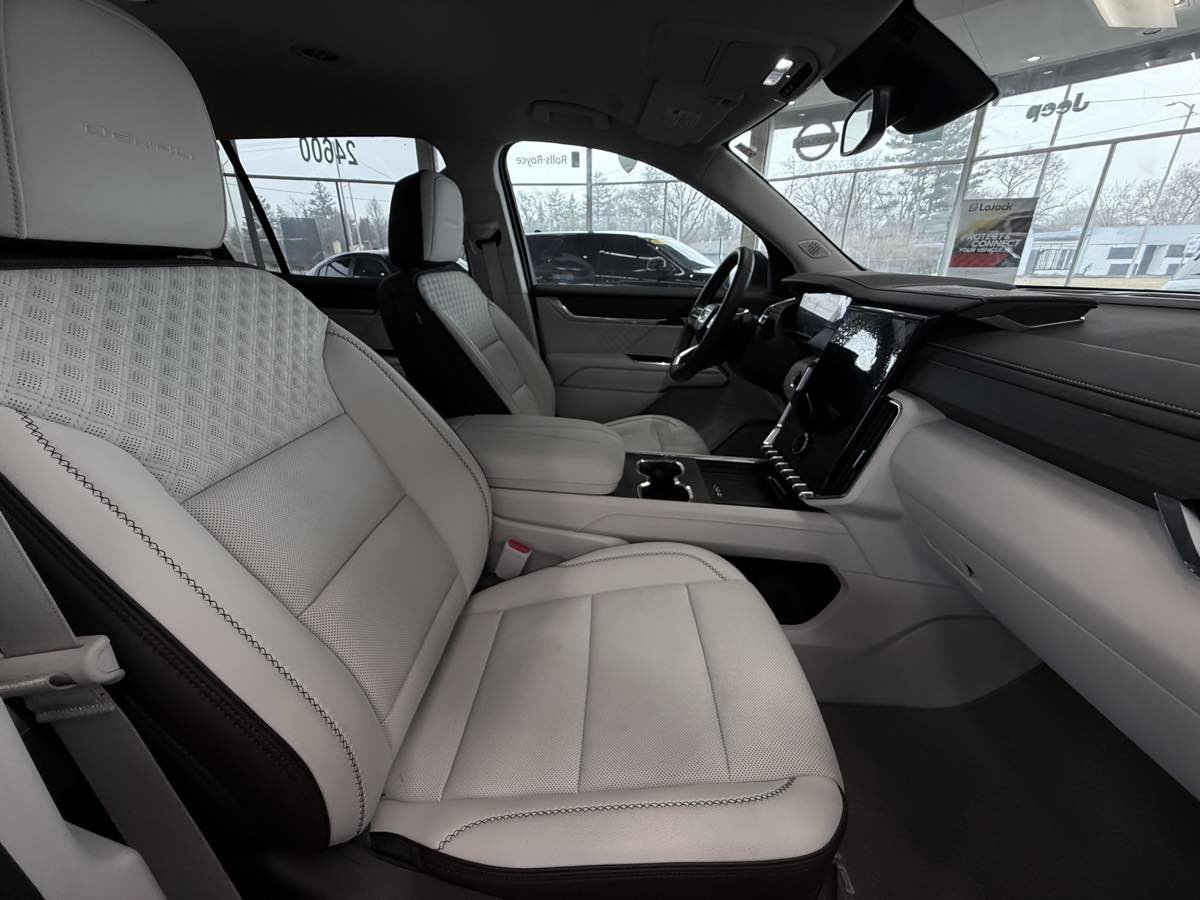Used 2024 GMC Acadia Denali FWD image 34