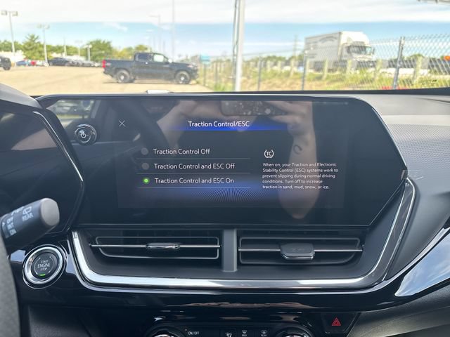 New 2026 Chevrolet Trax RS w/ Sunroof Package FWD image 32