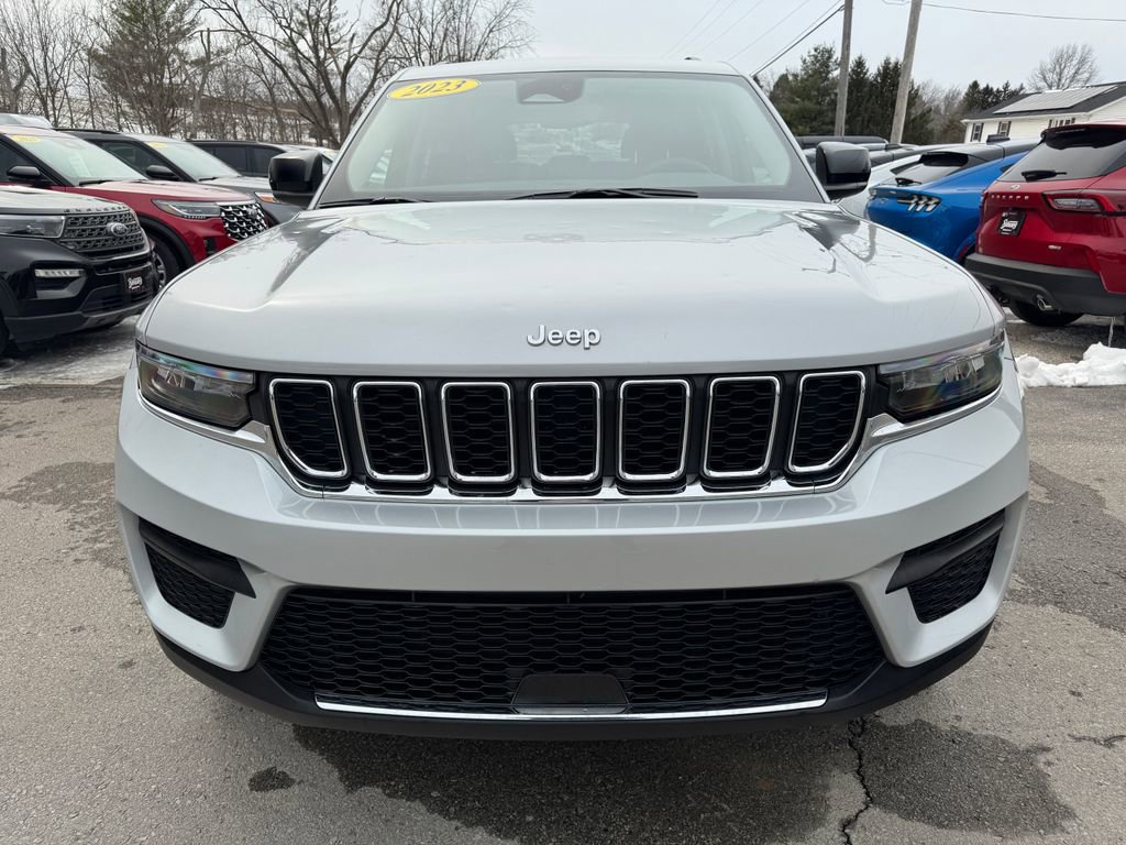 Used 2023 Jeep Grand Cherokee Laredo AWD/4WD image 2
