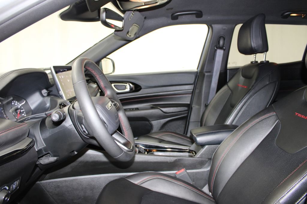 Used 2025 Jeep Compass Trailhawk AWD/4WD image 17