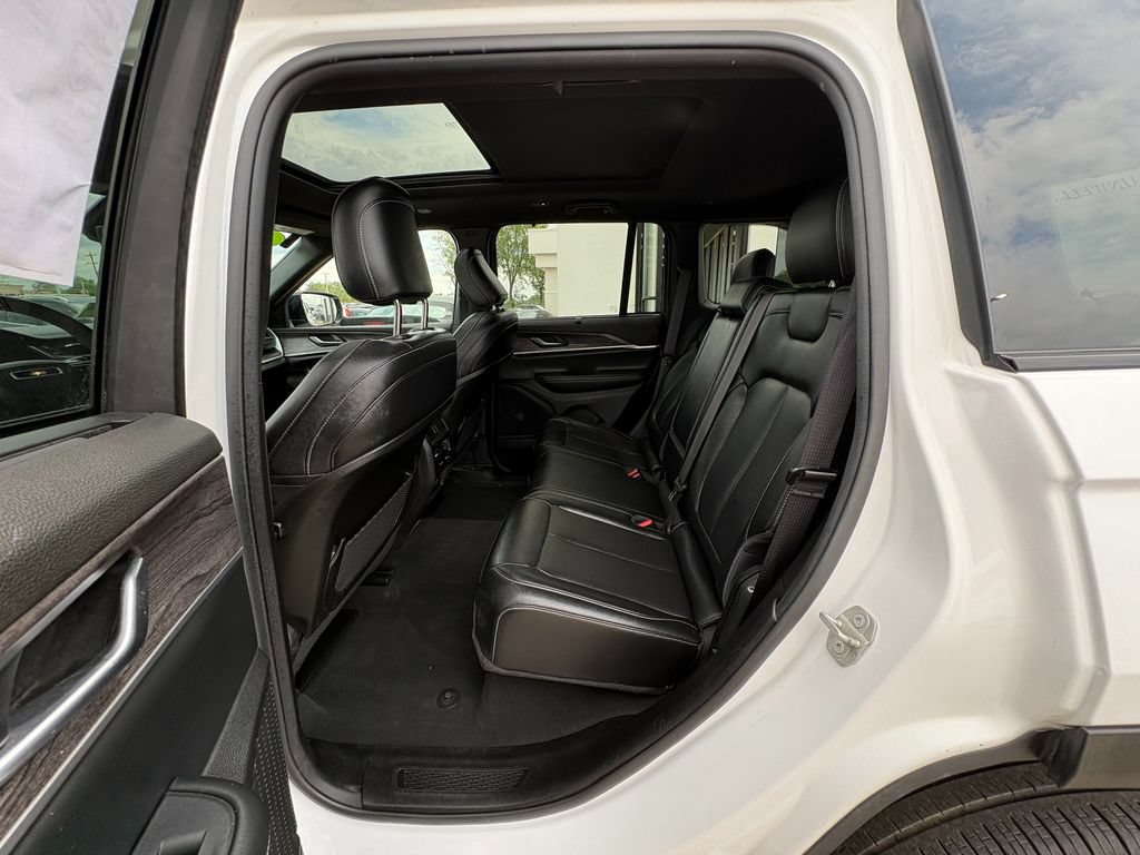 Used 2024 Jeep Grand Cherokee Limited w/ Luxury Tech Group II AWD/4WD image 22