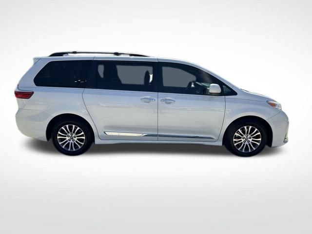 Used 2019 Toyota Sienna XLE w/ XLE Navigation Package FWD image 5
