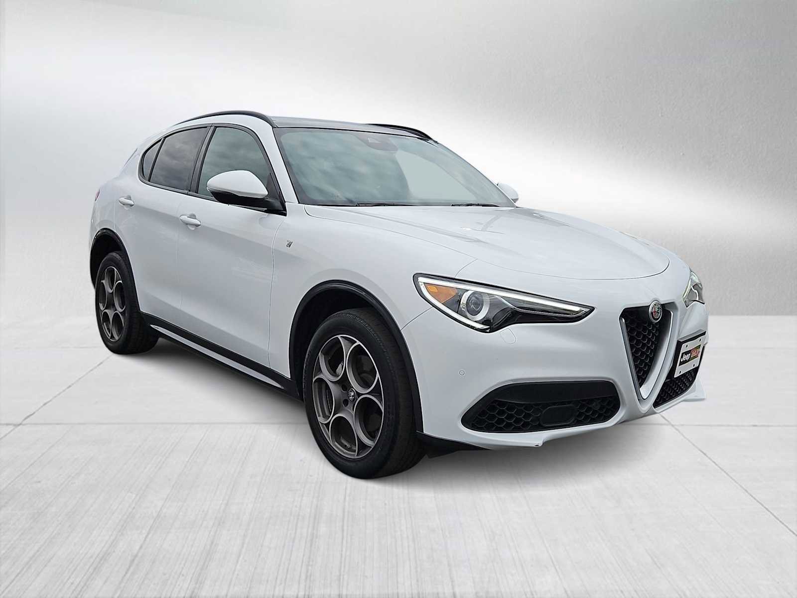 Used 2022 Alfa Romeo Stelvio Ti image 2