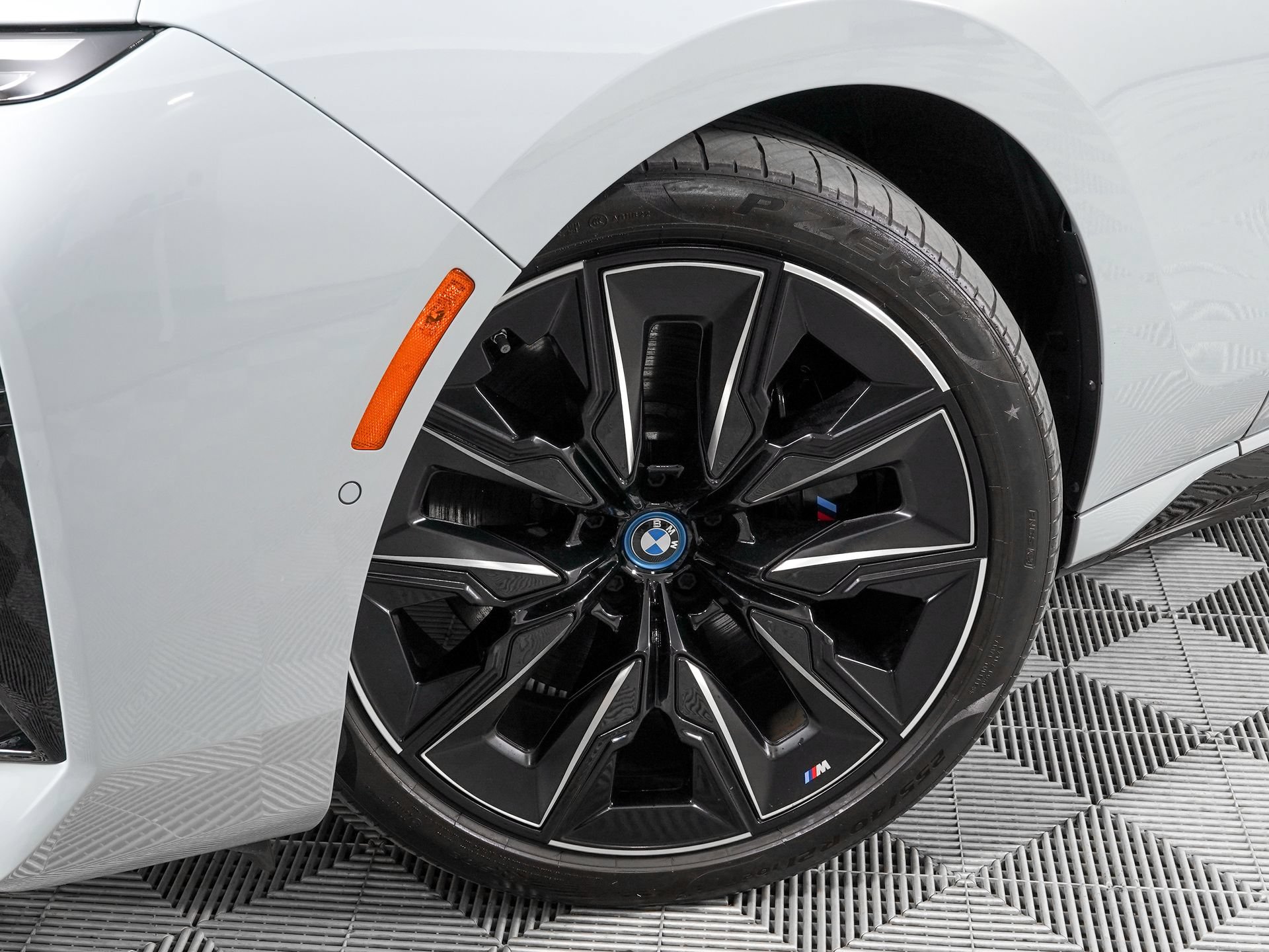 Used 2023 BMW i7 xDrive60 AWD/4WD image 32