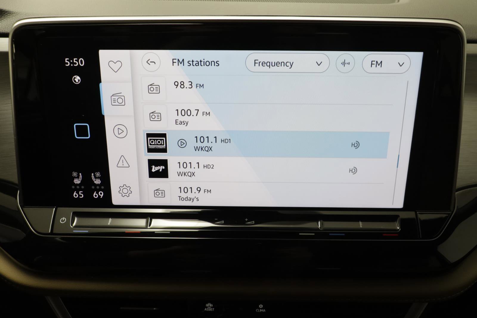 Used 2025 Volkswagen Atlas Cross Sport SE image 9