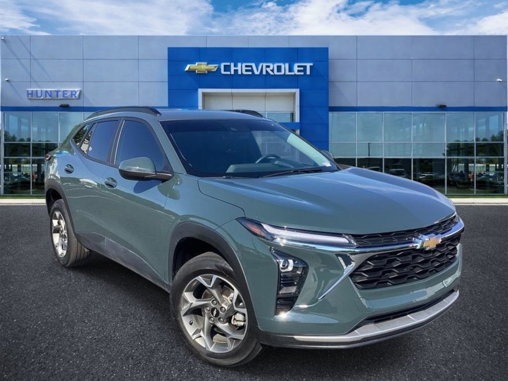 Used 2025 Chevrolet Trax LT w/ Driver Confidence Package FWD image 1