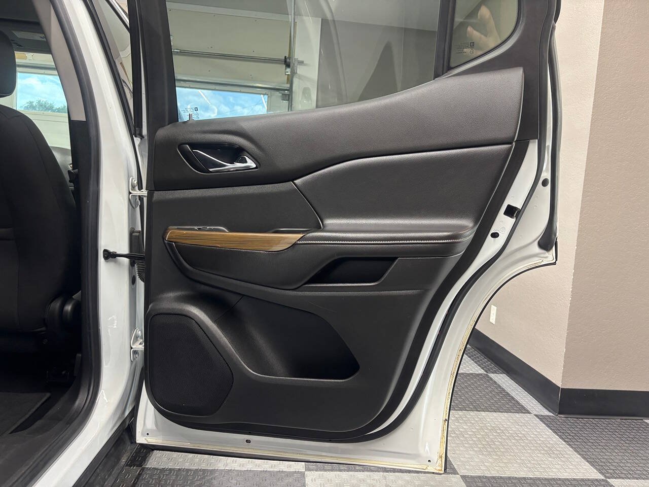 Used 2019 GMC Acadia SLE FWD image 26