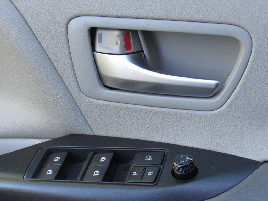 Used 2015 Toyota Sienna LE FWD image 34