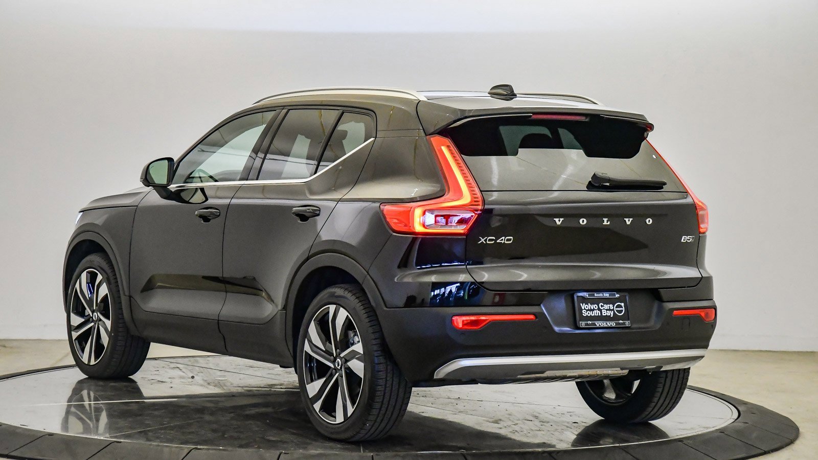 Certified 2025 Volvo XC40 B5 Ultra w/ Climate Package image 2