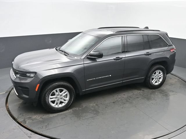 Used 2024 Jeep Grand Cherokee Laredo AWD/4WD image 39
