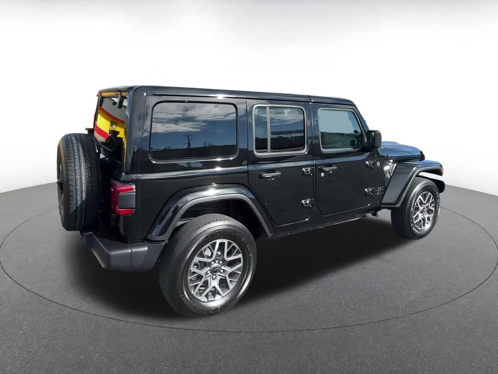 Used 2025 Jeep Wrangler Sahara image 11