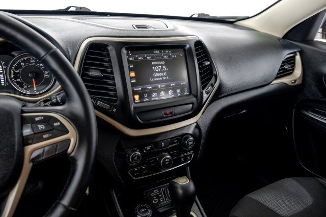 Used 2016 Jeep Cherokee Latitude w/ Cold Weather Group AWD/4WD image 25