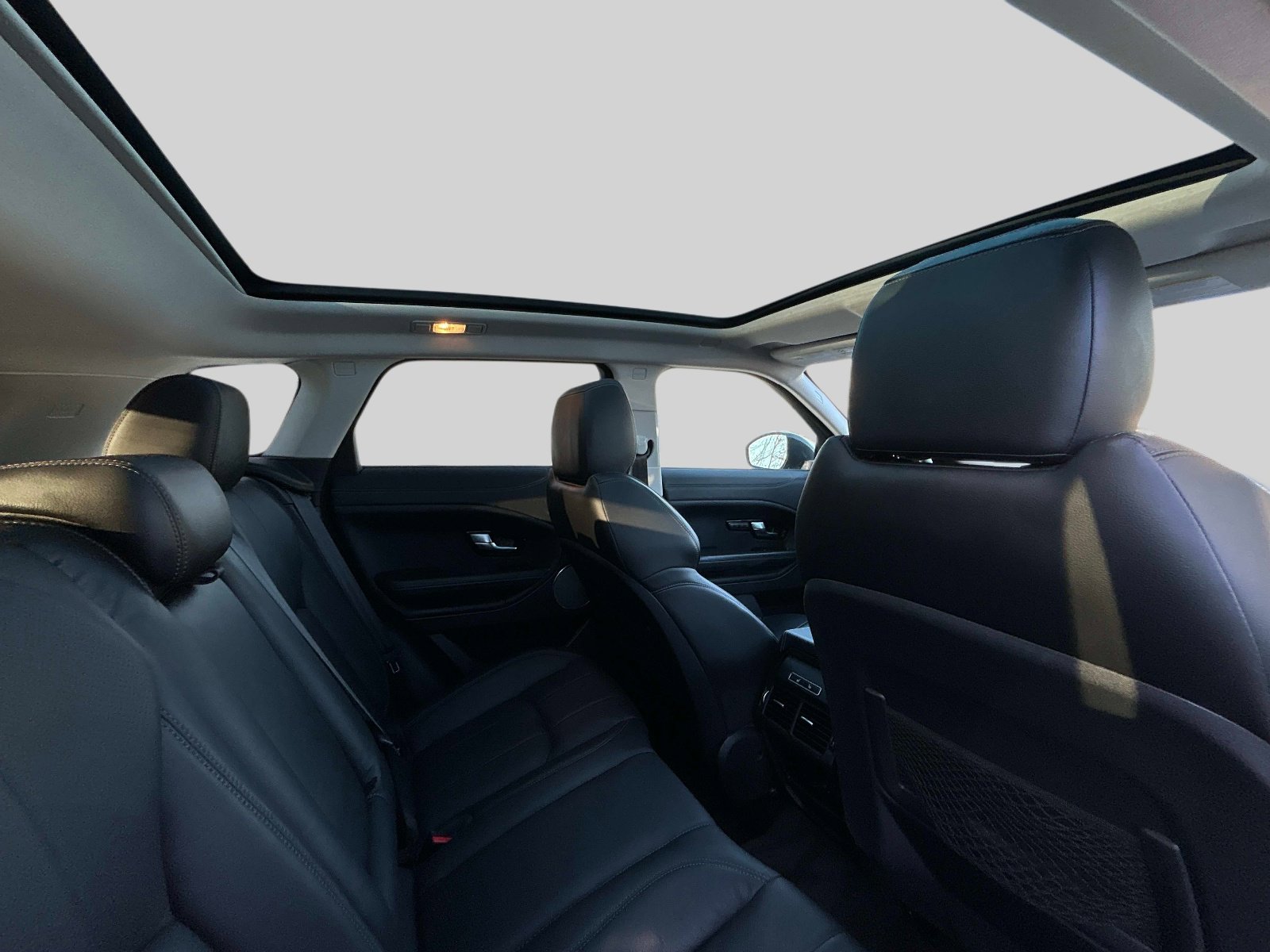 Used 2019 Land Rover Range Rover Evoque SE Premium image 16