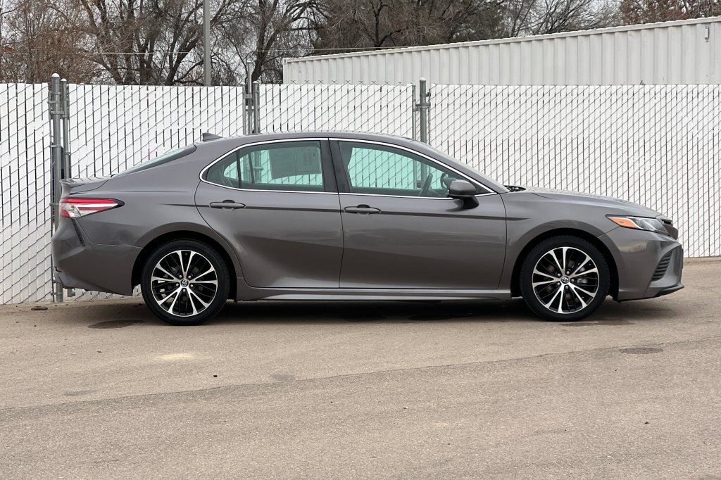 Used 2019 Toyota Camry SE image 3