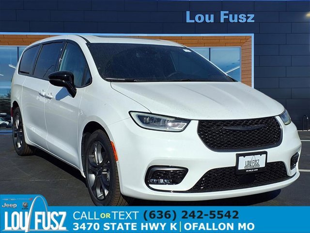 New 2026 Chrysler Pacifica Select