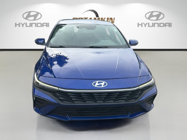 Certified 2025 Hyundai Elantra SE FWD image 3