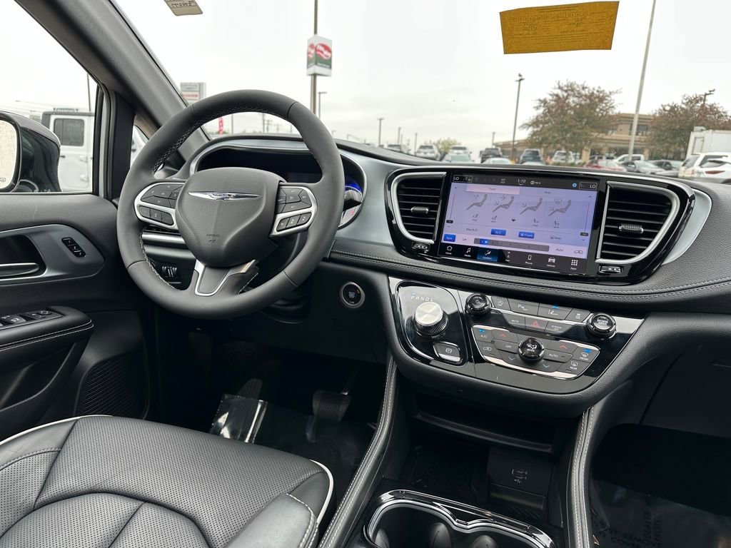 Used 2026 Chrysler Pacifica Limited FWD image 14