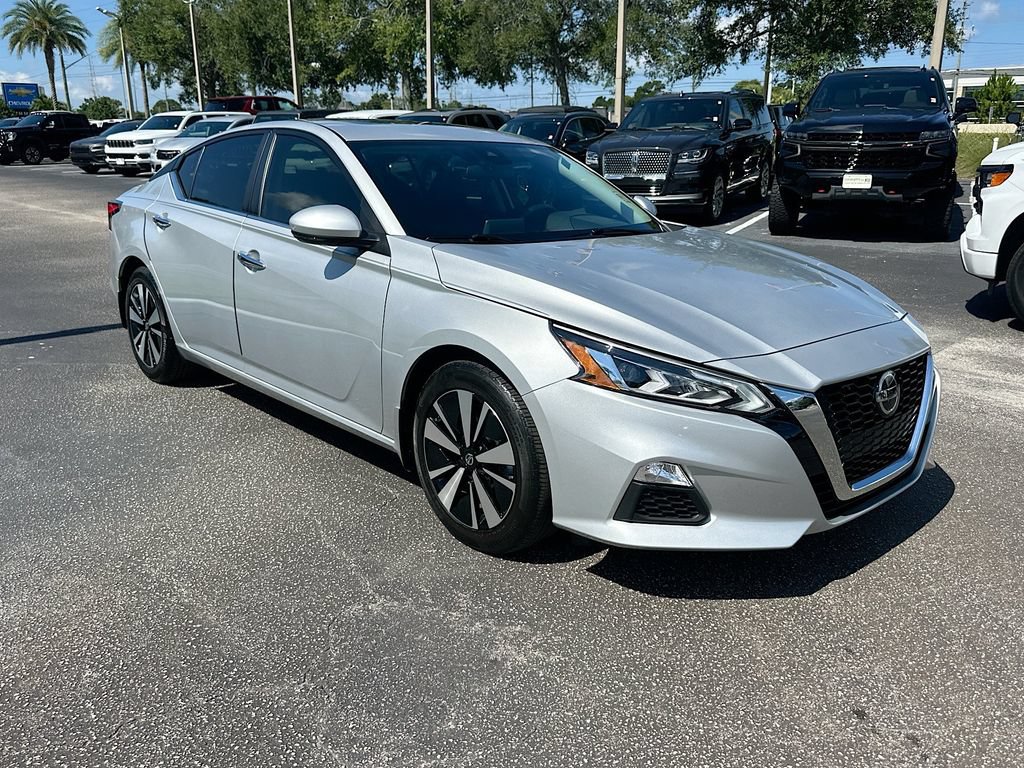 Used 2021 Nissan Altima 2.5 SV w/ SV Premium Package FWD image 3