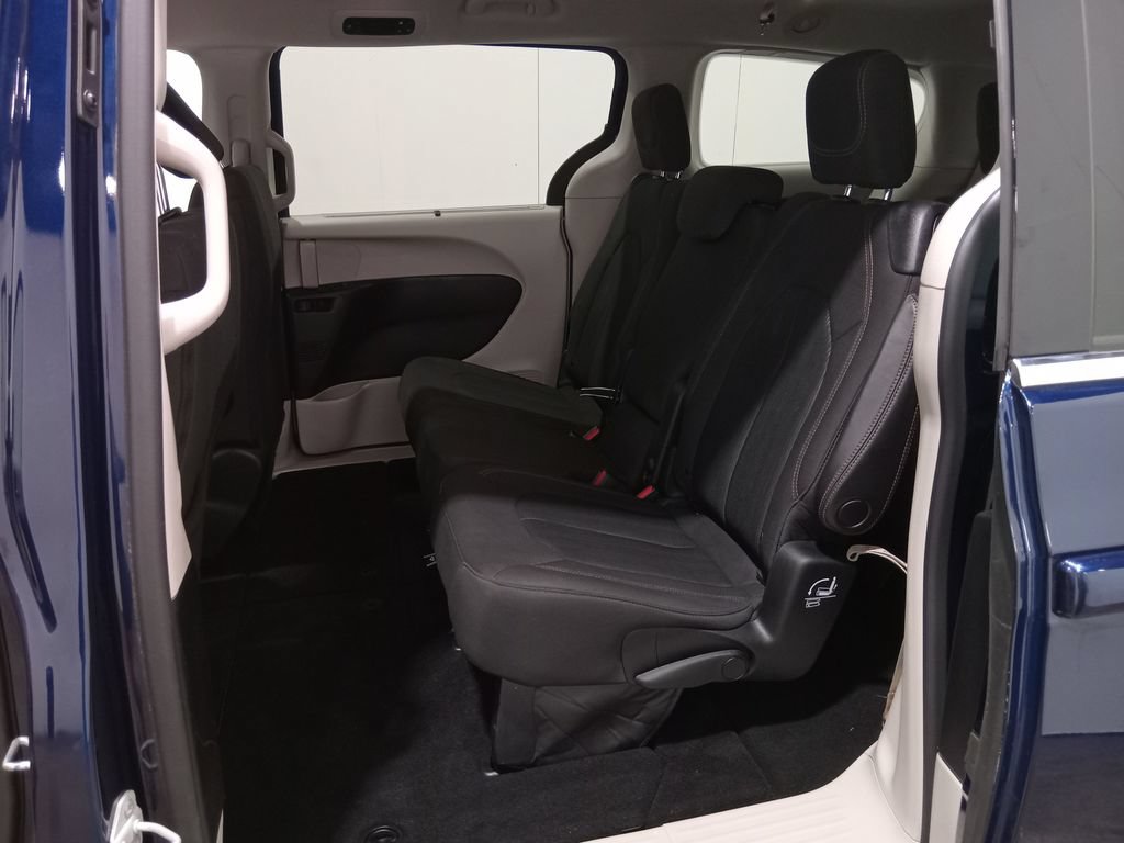 Used 2019 Chrysler Pacifica Touring Plus w/ Tire & Wheel Group FWD image 14