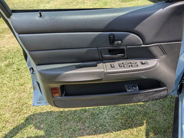 Used 2003 Ford Crown Victoria LX RWD image 12