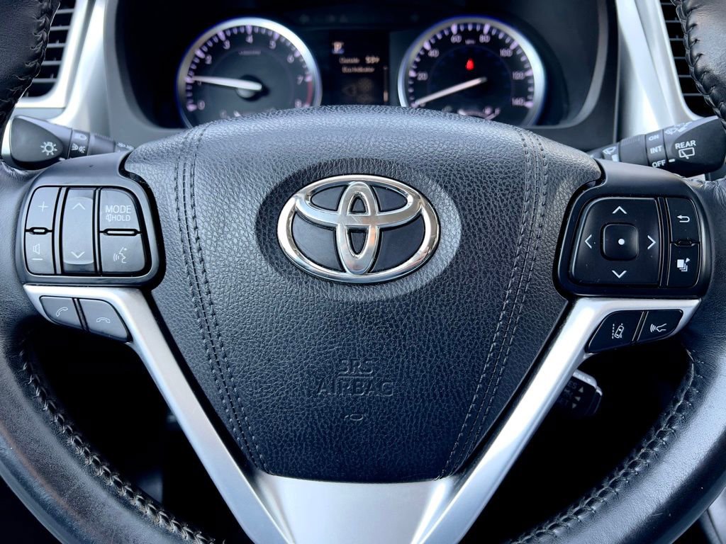 Used 2017 Toyota Highlander XLE image 24