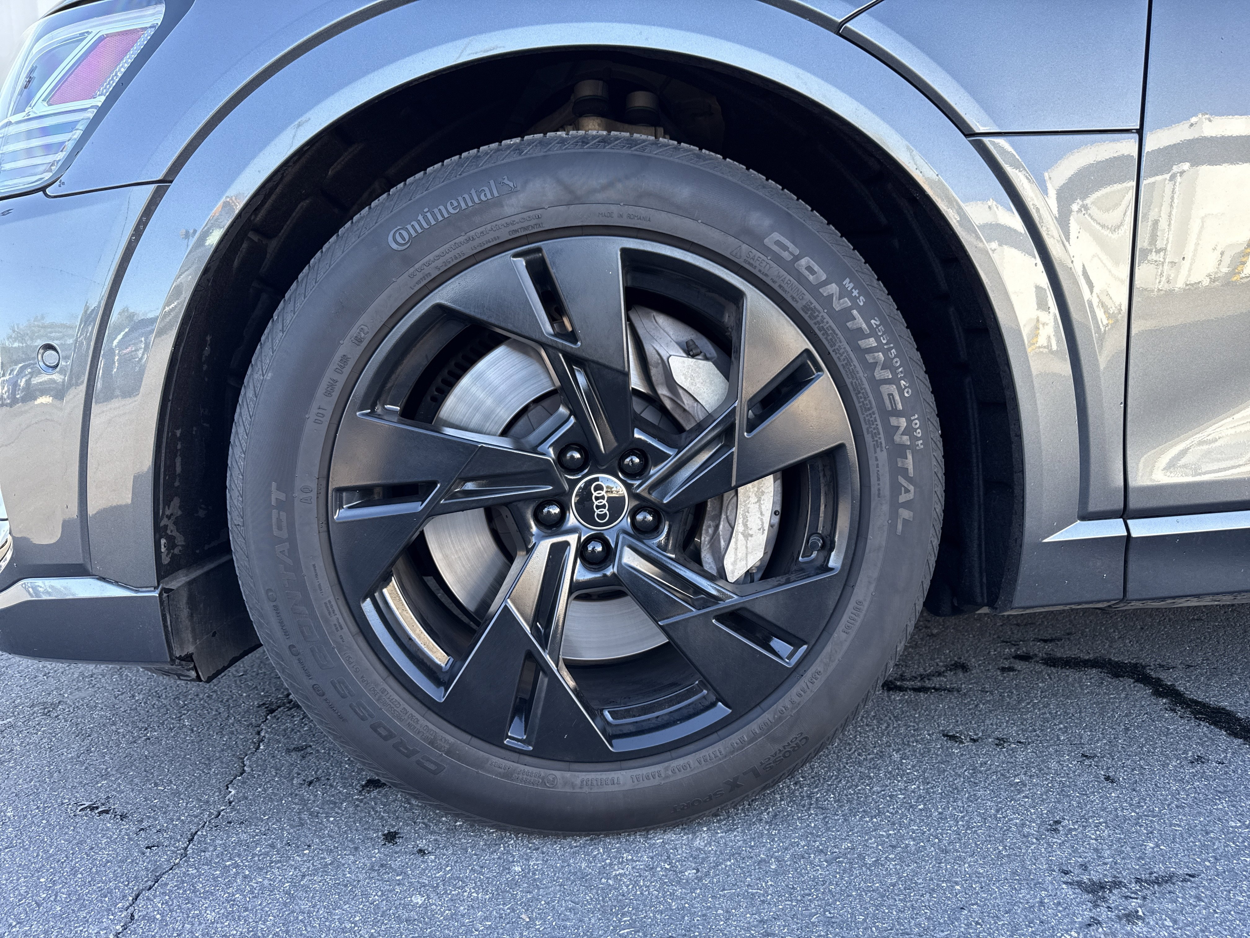 Used 2023 Audi e-tron Premium w/ Convenience Plus Package image 5