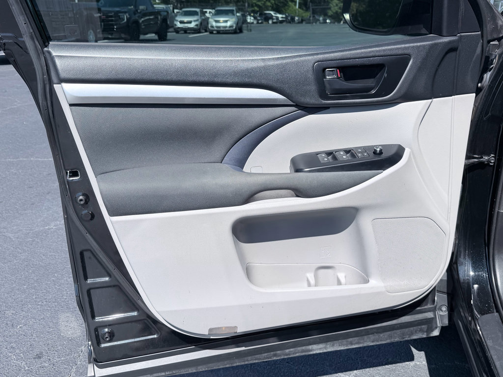 Used 2019 Toyota Highlander LE FWD image 28
