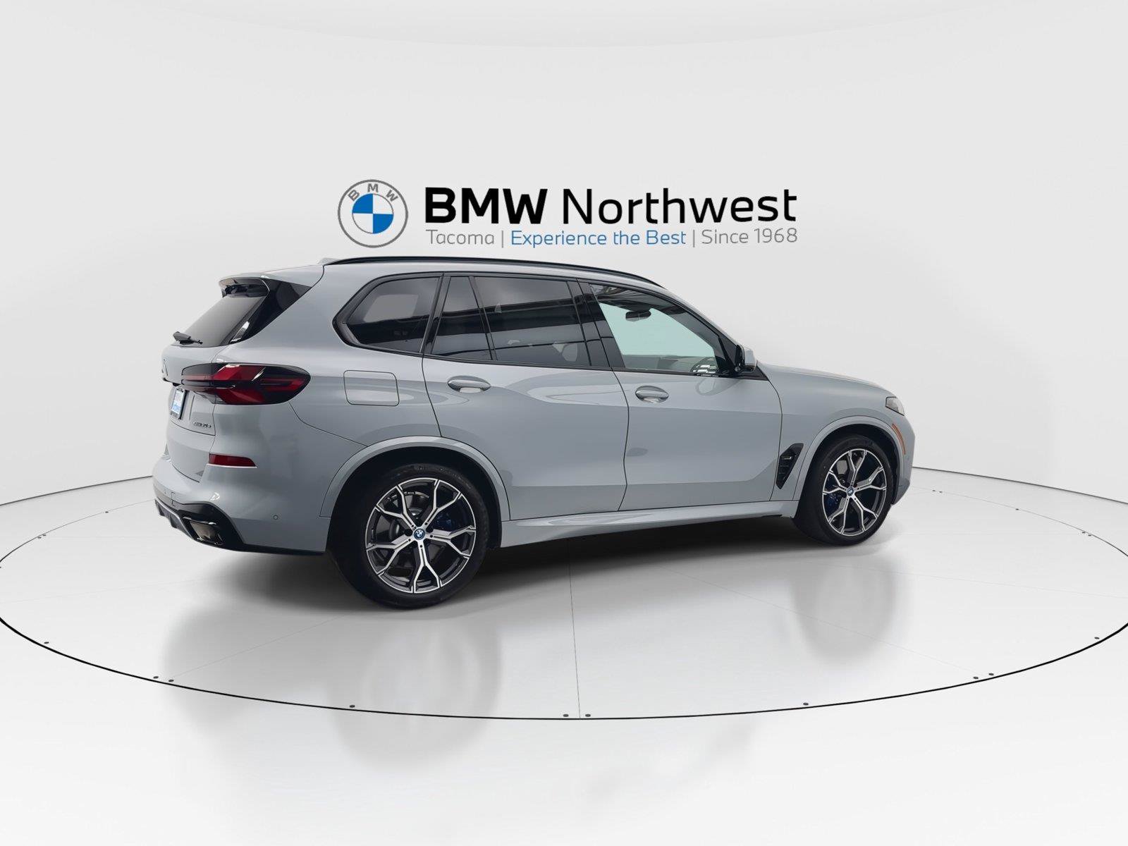 Used 2024 BMW X5 xDrive50e w/ M Sport Package AWD/4WD image 4