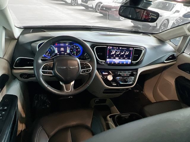 Used 2024 Chrysler Pacifica Touring-L FWD image 28