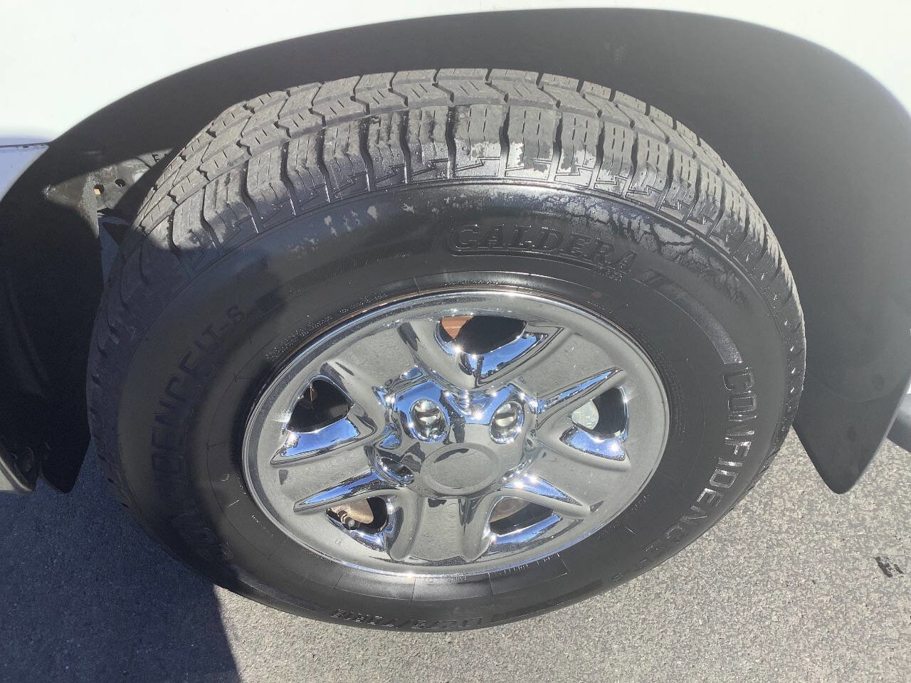 Used 2013 Toyota Tundra Grade 4x4 4dr CrewMax Cab Pick image 19