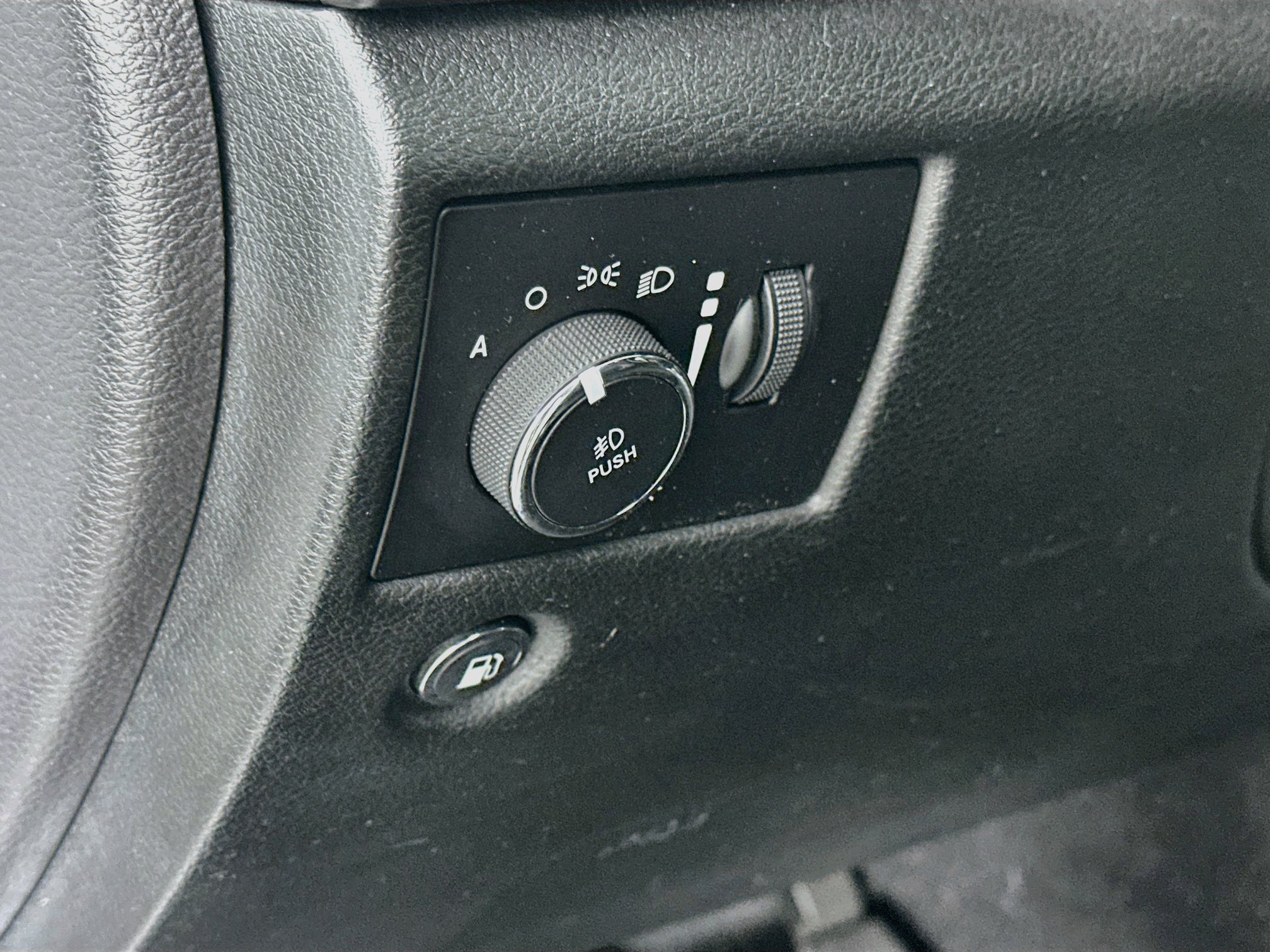 Used 2020 Jeep Grand Cherokee Altitude RWD image 16
