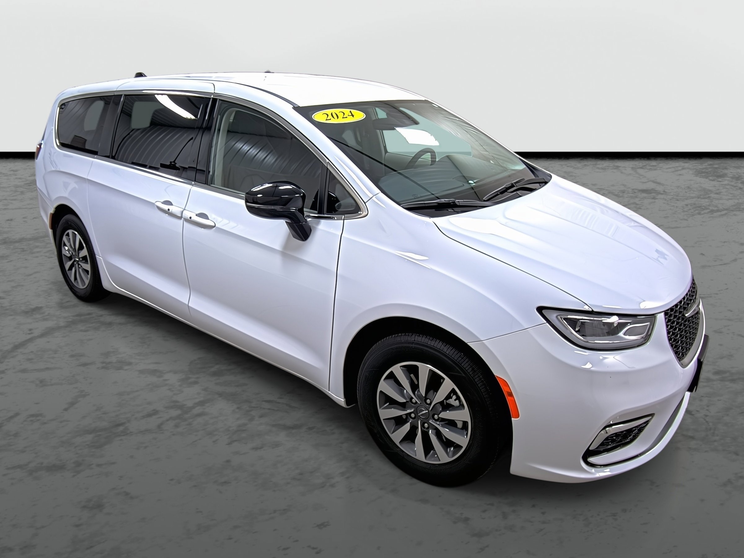 Used 2024 Chrysler Pacifica Select image 5