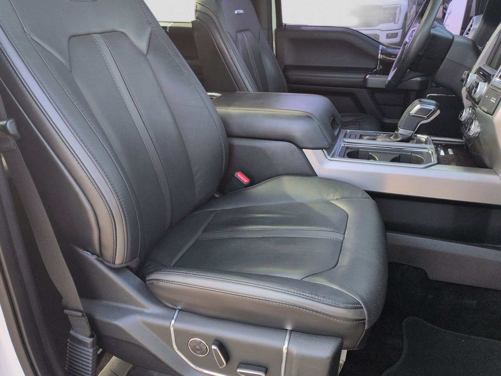 Used 2015 Ford F150 Platinum w/ Equipment Group 701A Luxury image 29