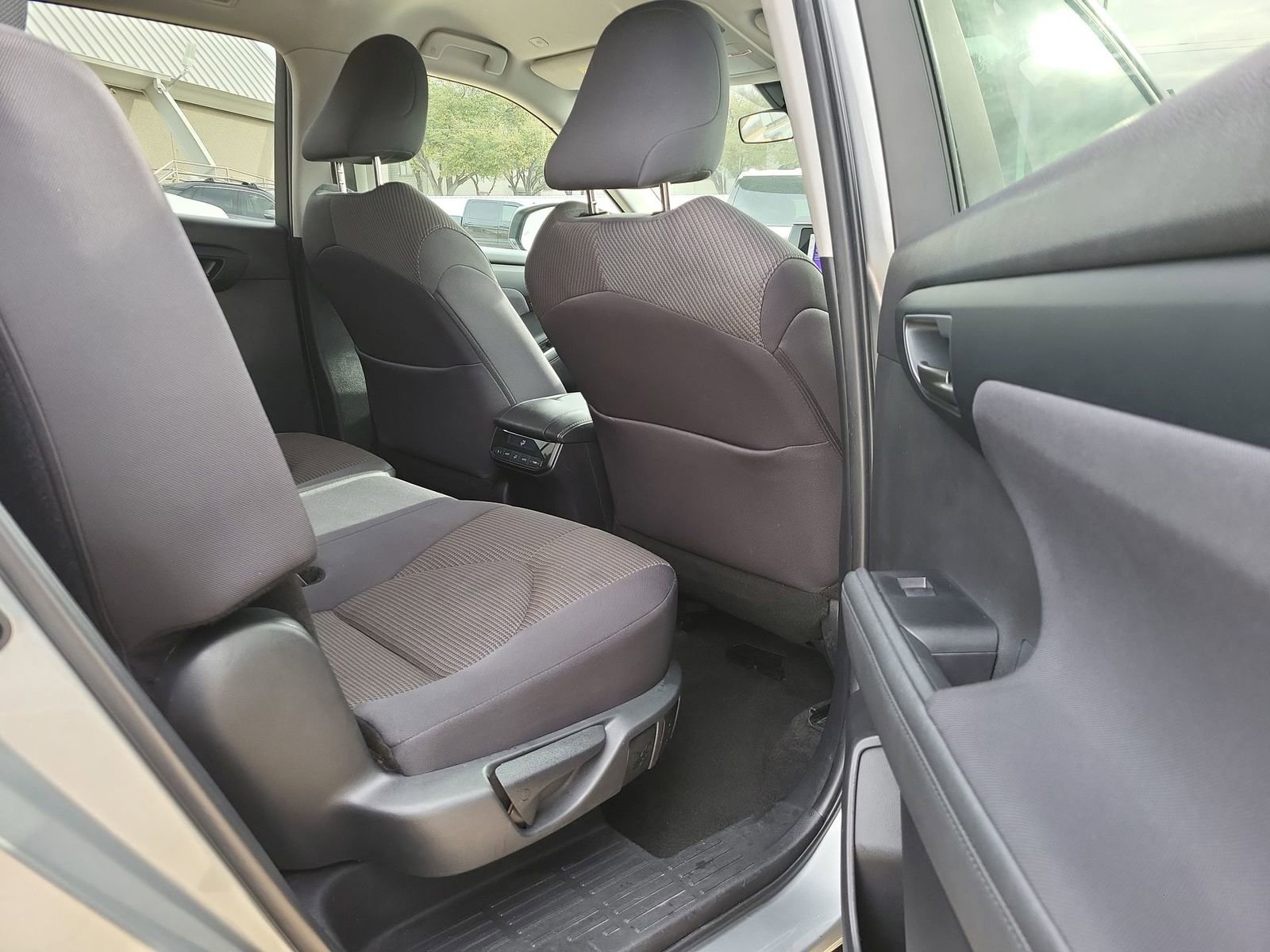 Used 2024 Toyota Highlander LE image 25