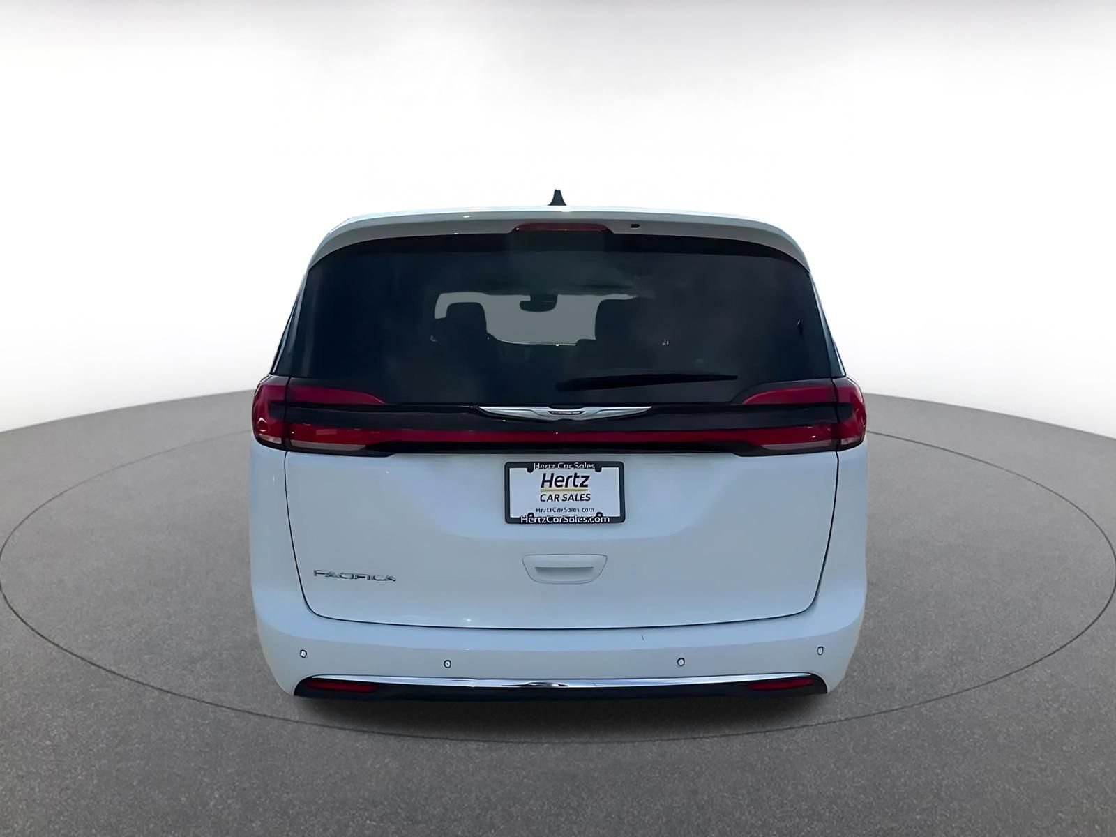 Used 2024 Chrysler Pacifica Touring-L FWD image 12