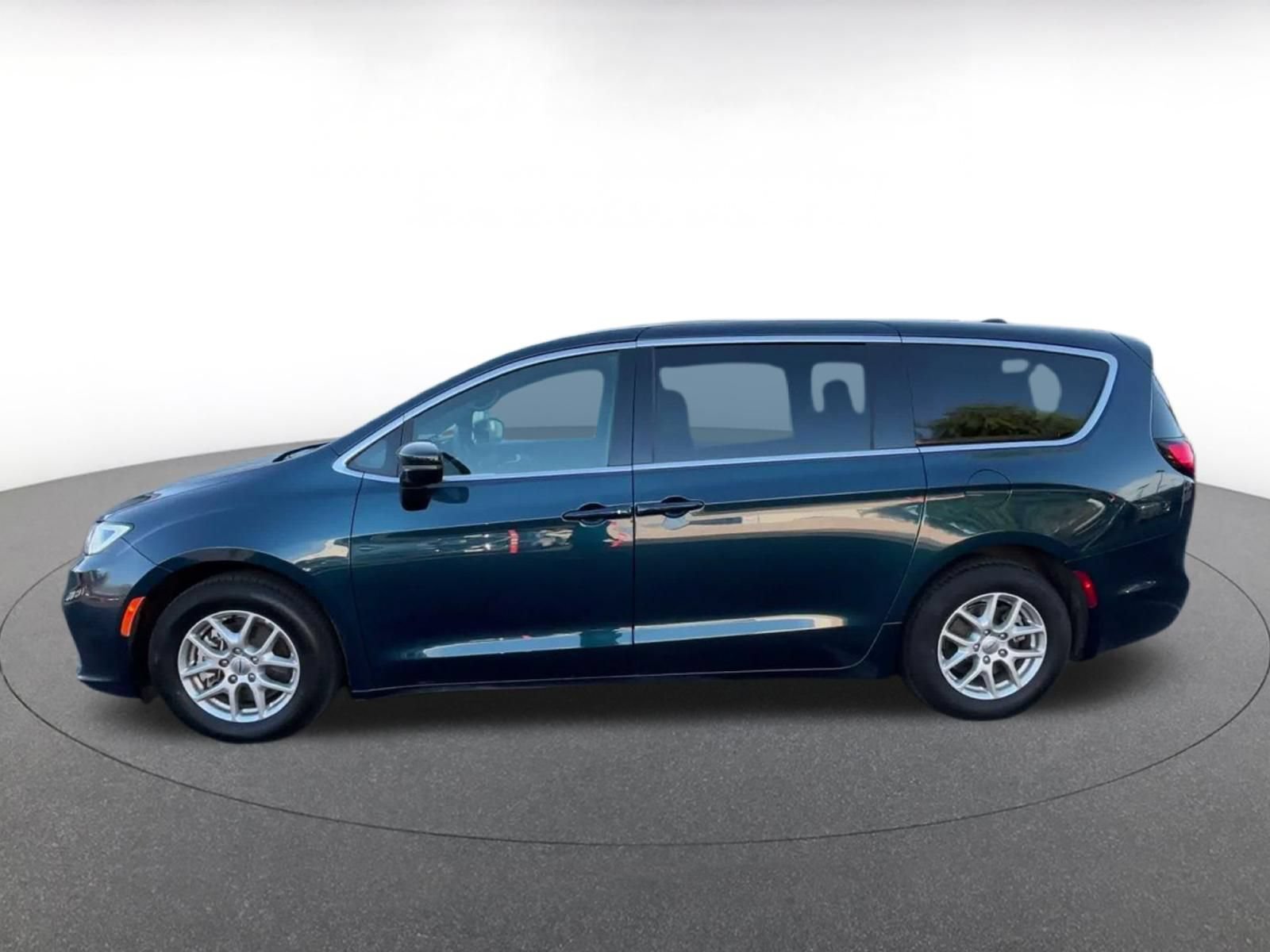 Used 2025 Chrysler Pacifica Select FWD image 8