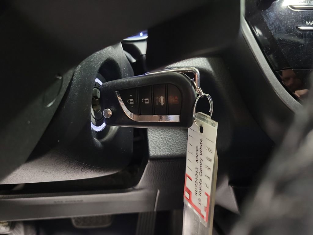 Used 2019 Toyota Camry SE image 15